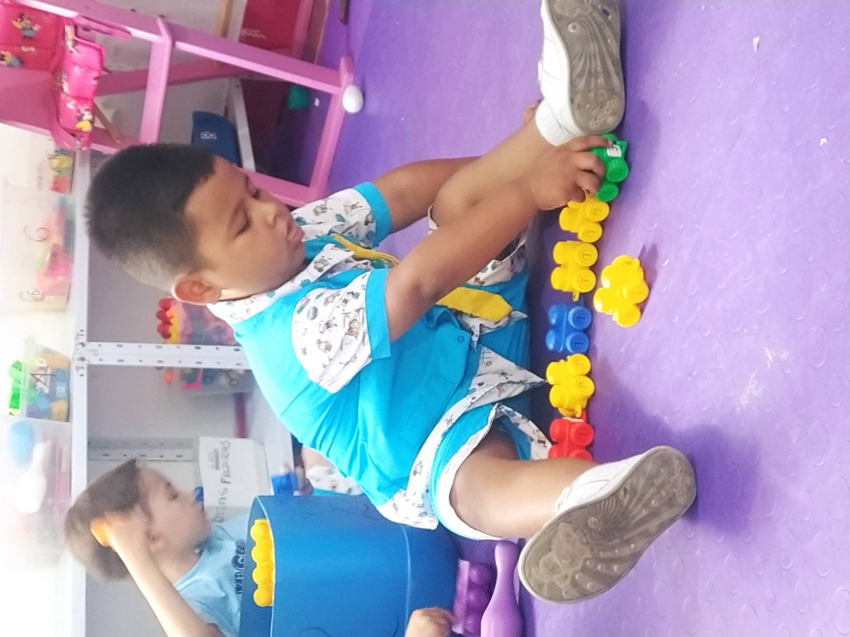 Niño armando piezas - pensamiento lógico