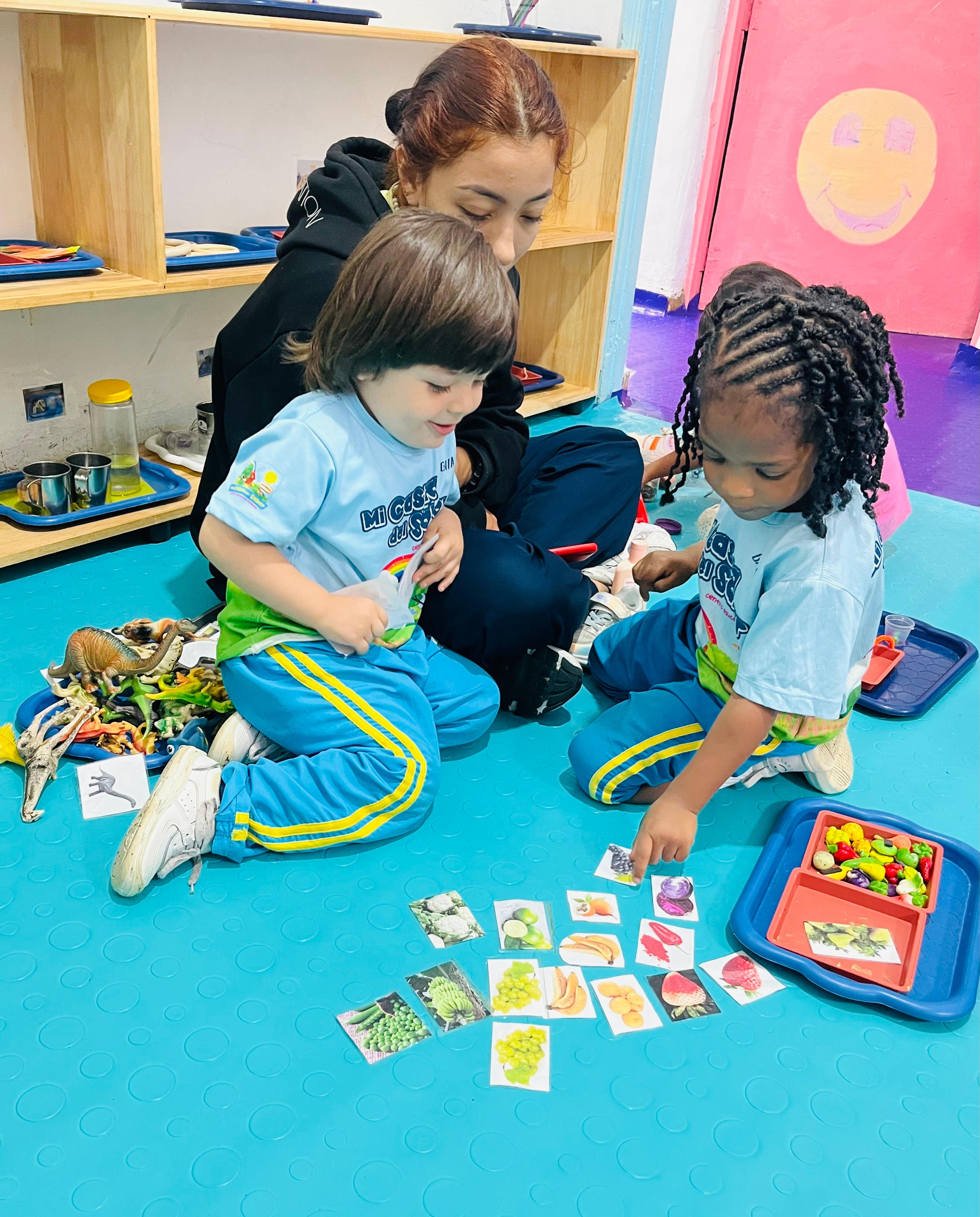 Profesora guiando clasificación de tarjetas Montessori