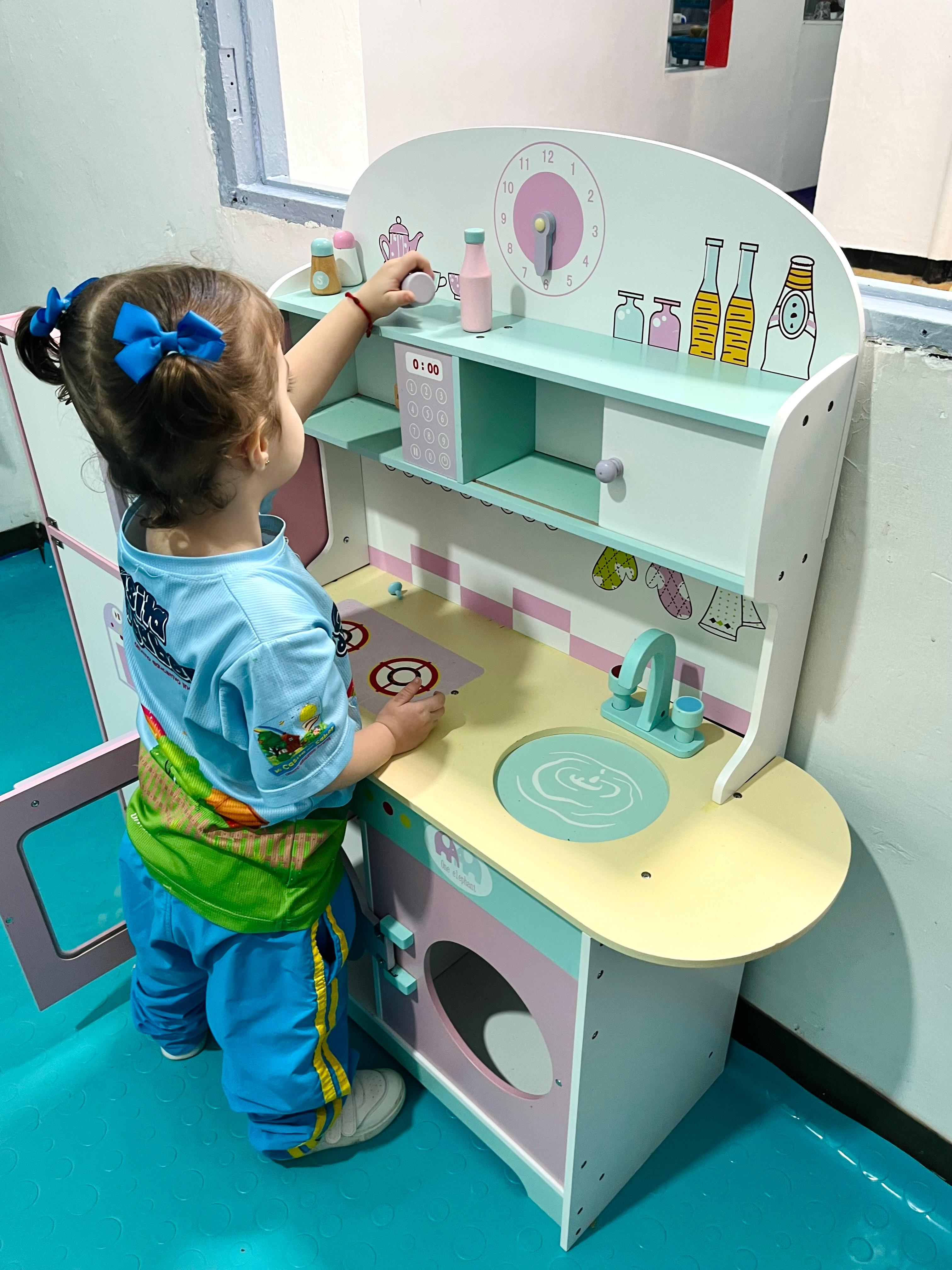 Niña en cocina Montessori - vida práctica