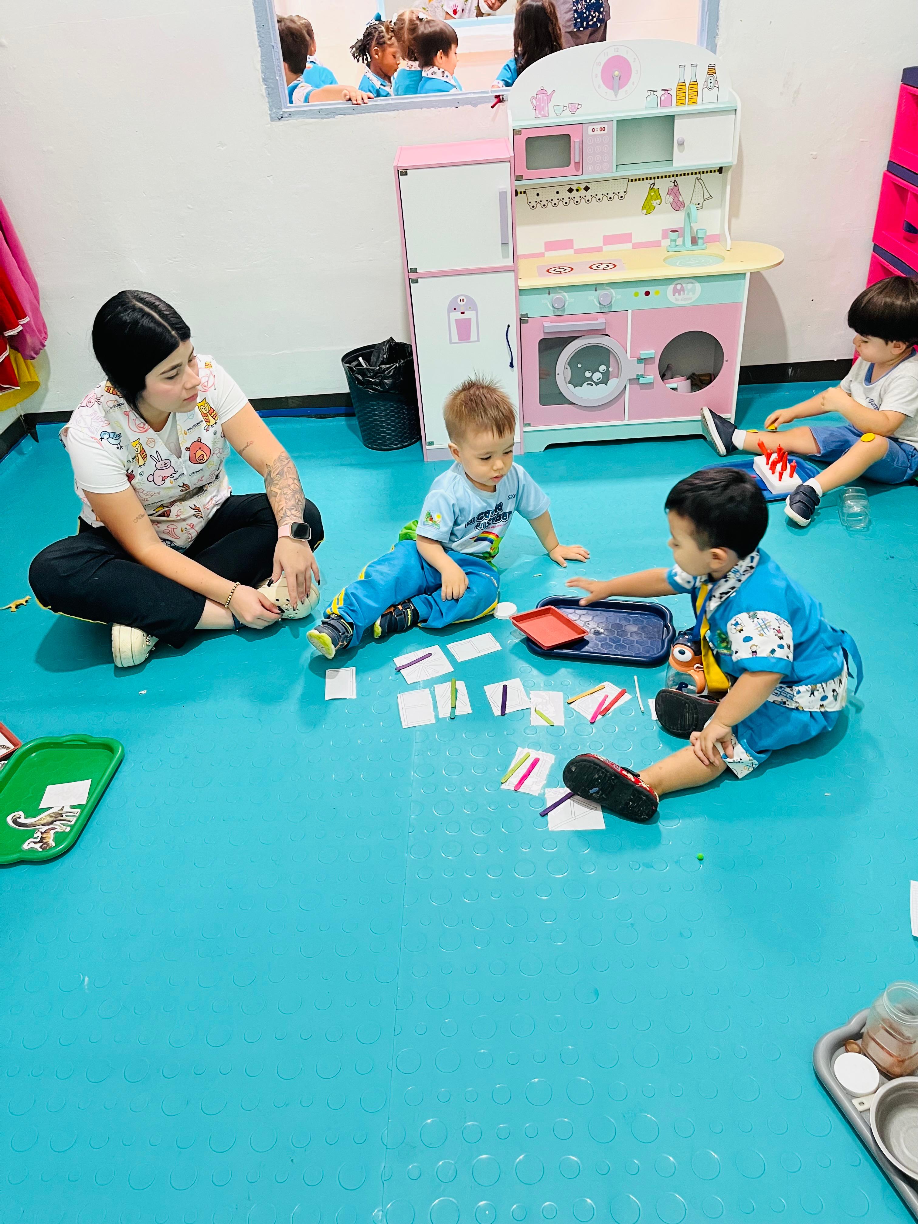 Profesora en actividad artística con niña
