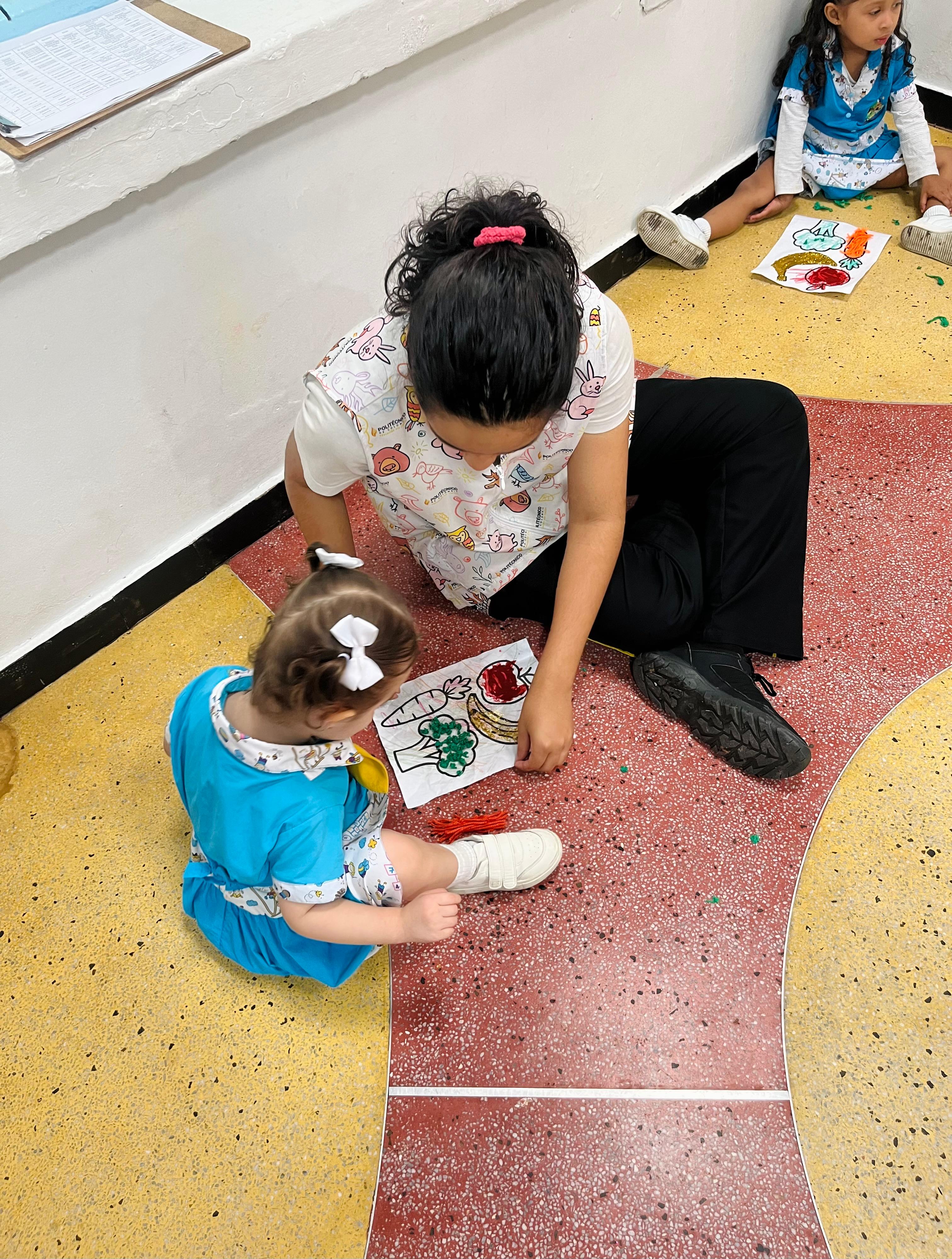 Profesora en actividad artística con niña