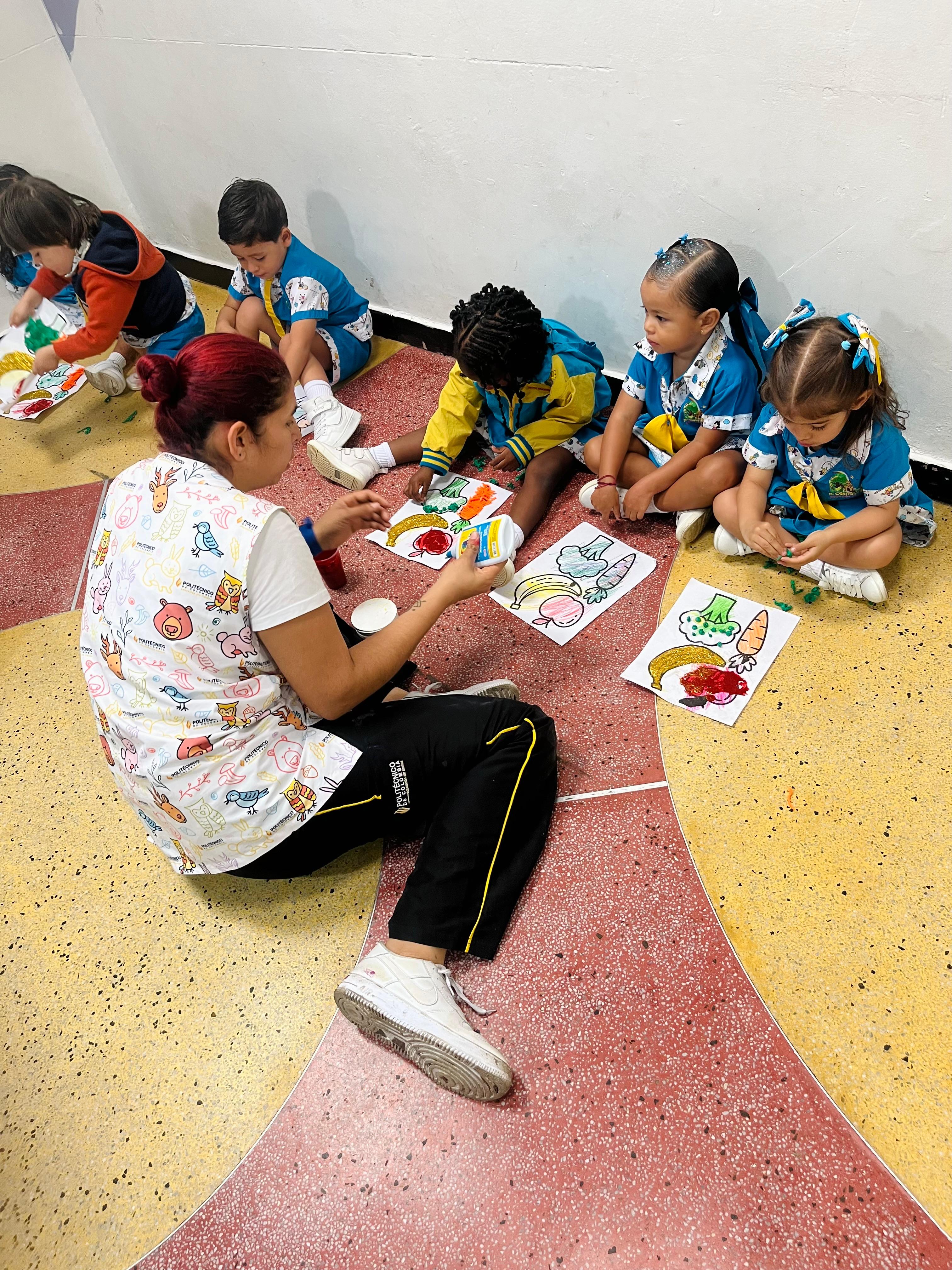 Niñera realizando actividades grupales con niños