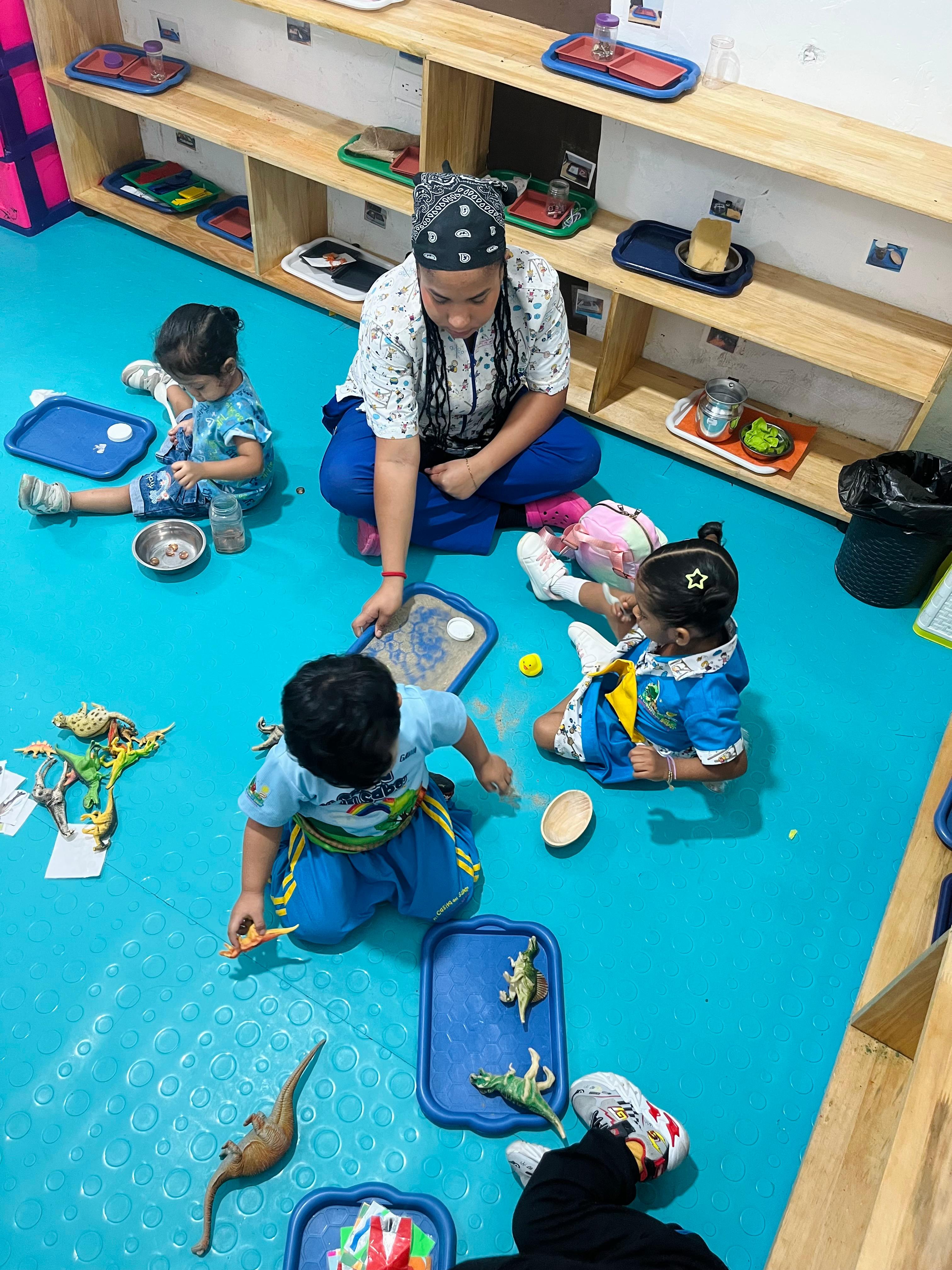 Profesora con niños en actividad Montessori