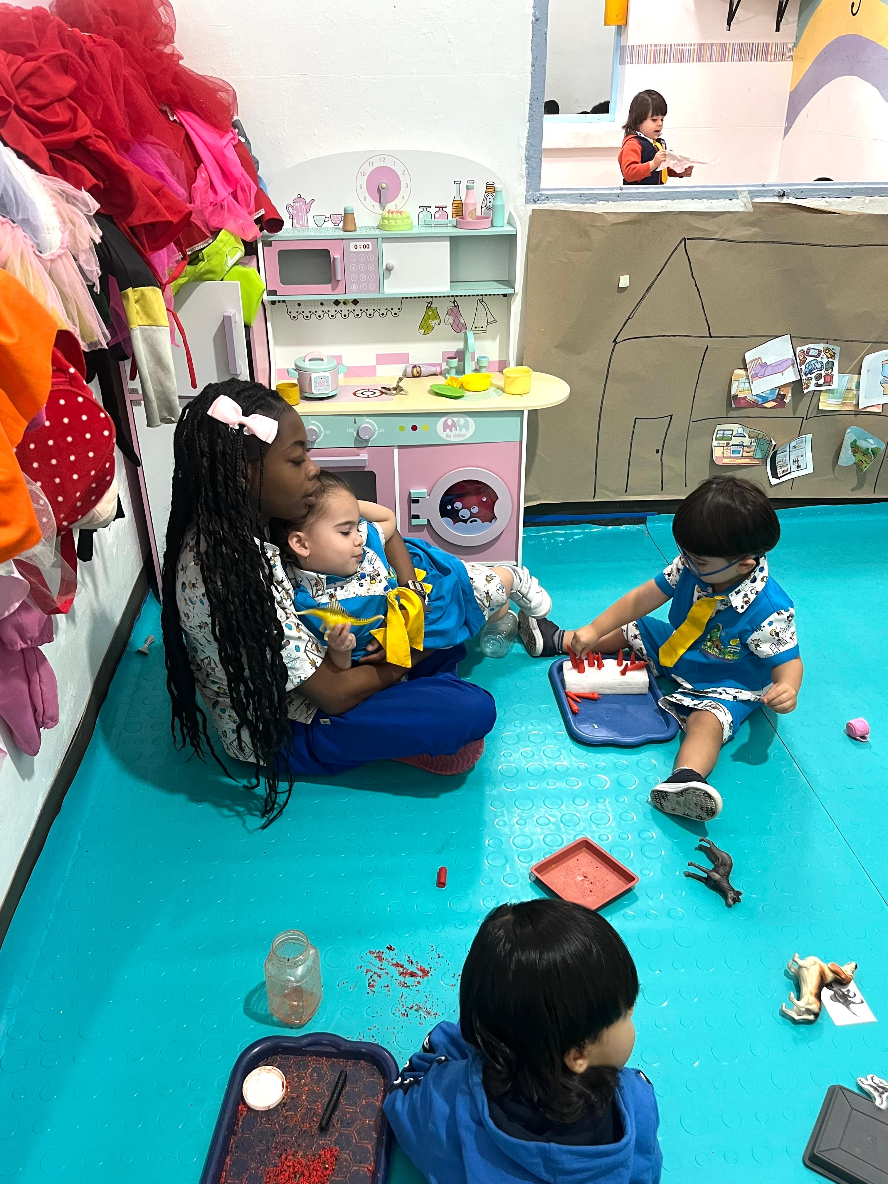 Profesora con niños en espacio de juego