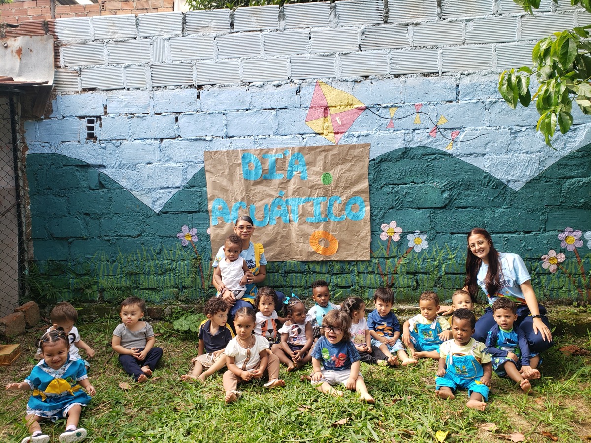 Grupo pequeño de niños con sus maestras