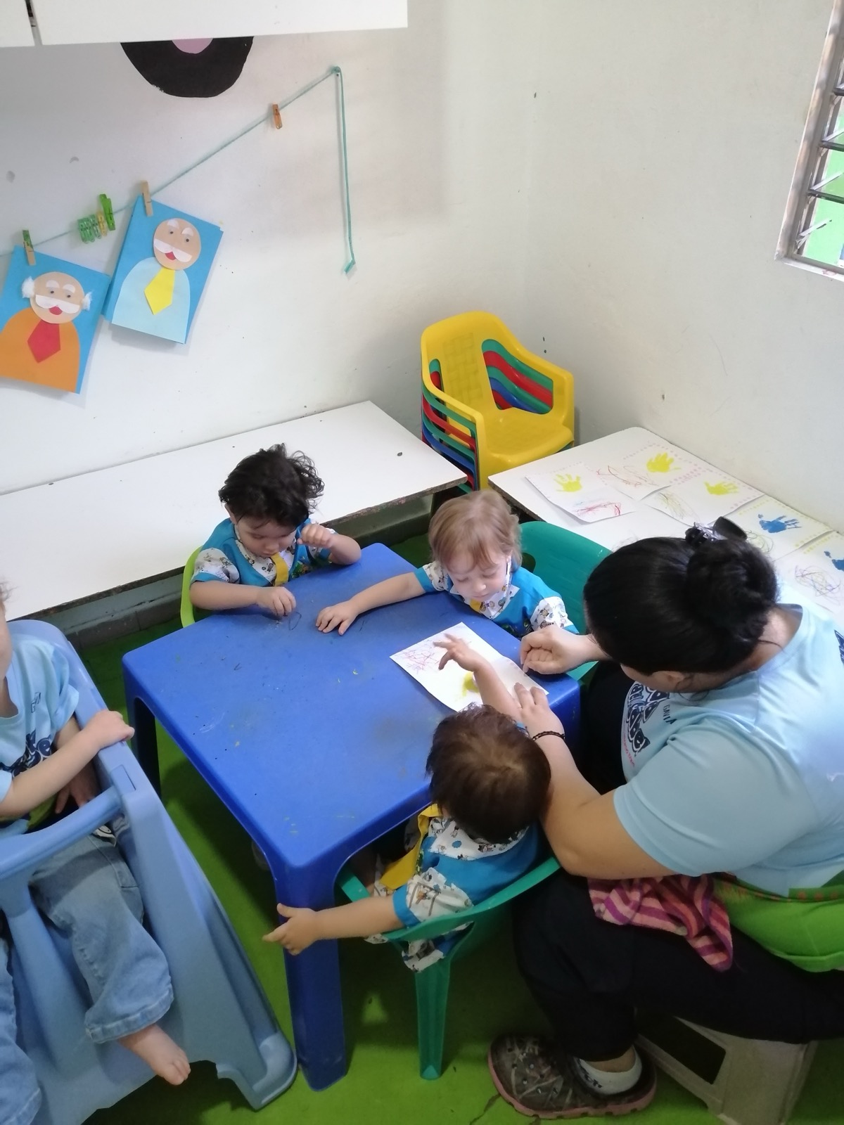 Profesora con niños en actividad de mesa