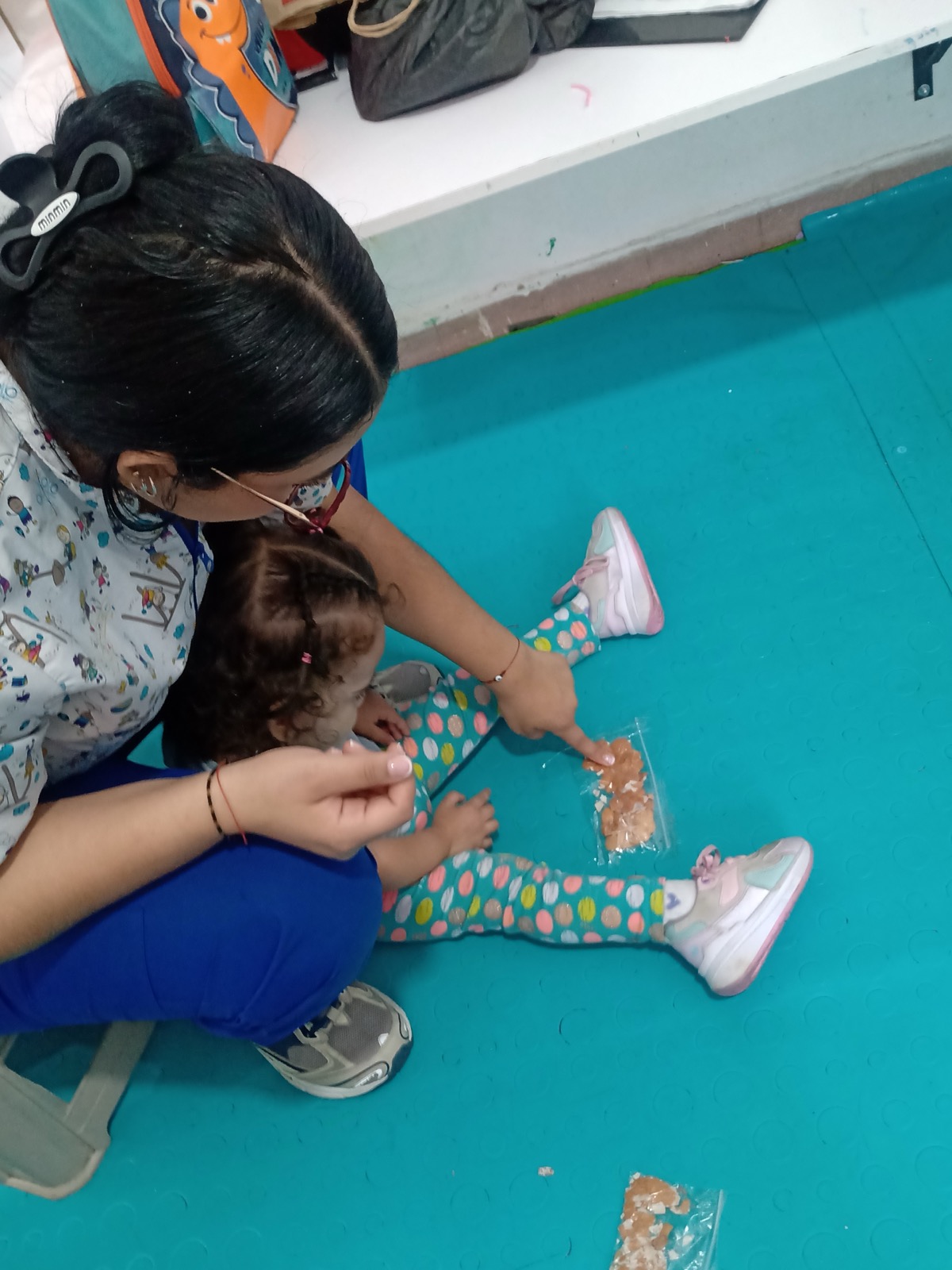 Profesora explorando texturas con niña