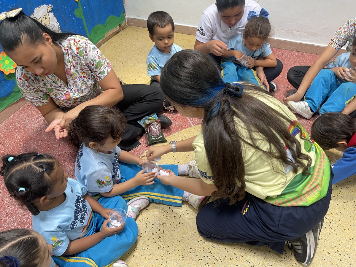 Profesoras con niños en actividad grupal