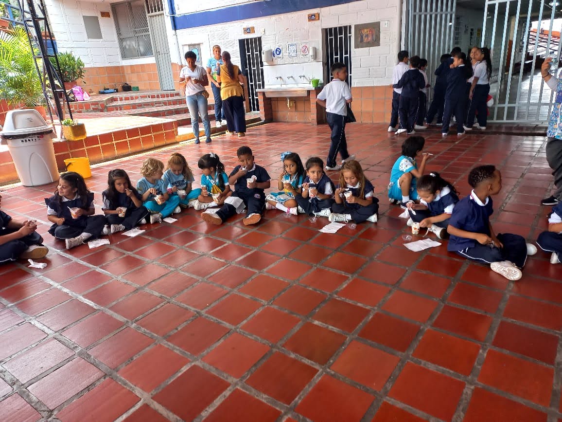 Niños compartiendo snack juntos