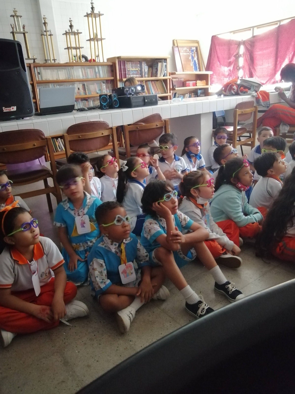 Ninos visitando institucion educativa